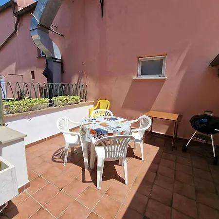 Silver Sands - Traditional - 4 Beds & Terrace By The Beach Apartman Finale Ligure
