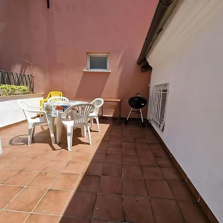 Silver Sands - Traditional - 4 Beds & Terrace By The Beach Apartman *